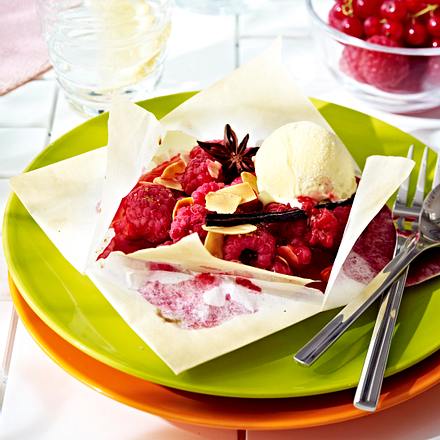 Gebackene Himbeeren und Johannisbeeren mit Vanilleeis Rezept Gebackene Himbeeren und Johannisbeeren mit Vanilleeis Rezept