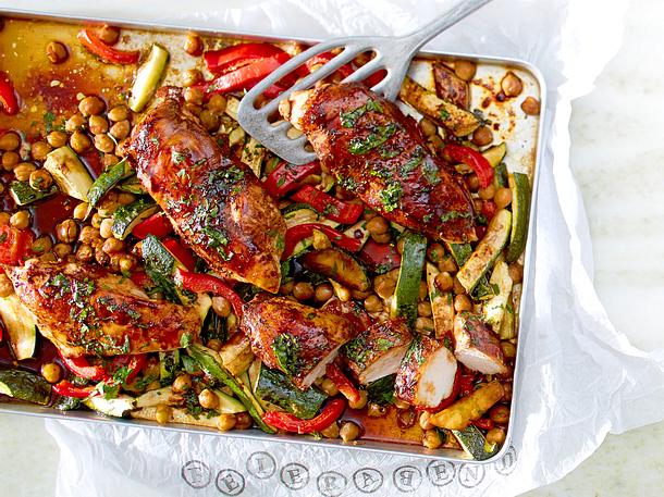 Gebackene Ingwer-Hähnchenfilets mit Ofengemüse Rezept Gebackene Ingwer-Hähnchenfilets mit Ofengemüse Rezept