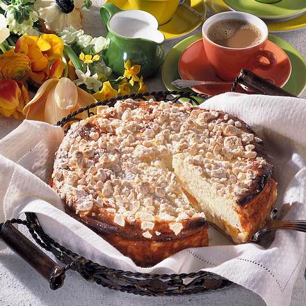 Gebackene Käsetorte mit Baiser-Streuseln Rezept Gebackene Käsetorte mit Baiser-Streuseln Rezept