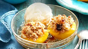 Gebackene Pfirsiche mit Cornflakes-Crumble Rezept - Foto: Are Media Syndication Gebackene Pfirsiche mit Cornflakes-Crumble Rezept - Foto: Are Media Syndication