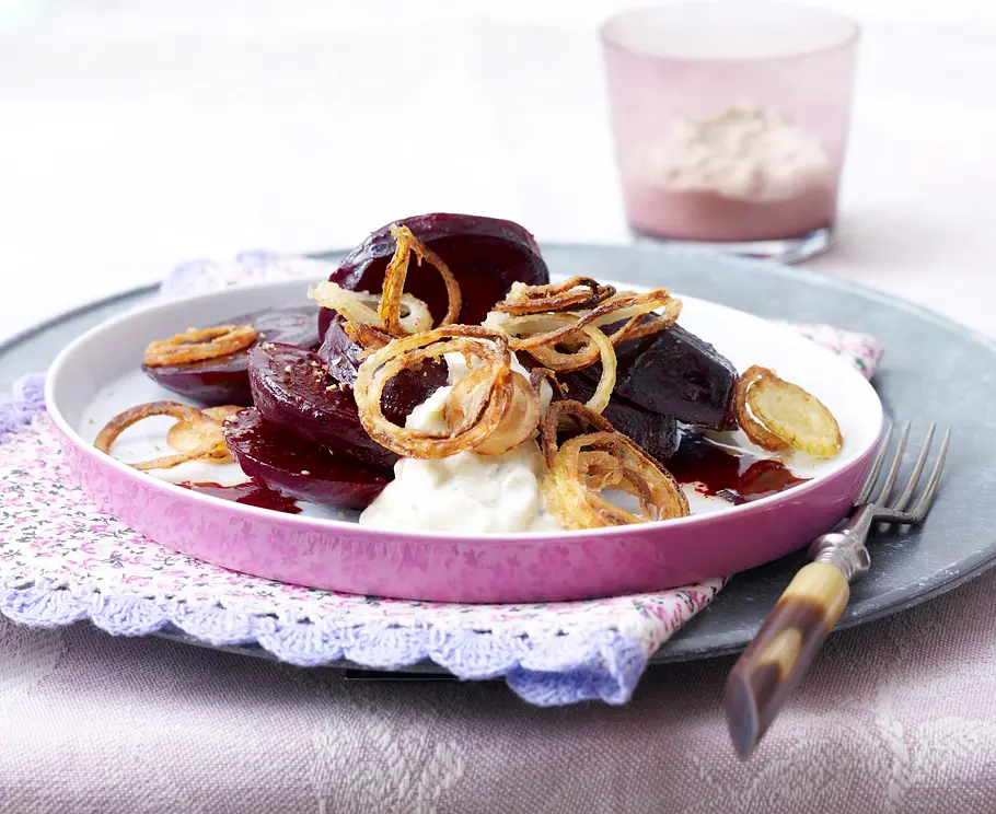 Gebackene Rote Bete mit Blue-Cheese-Dip Rezept Gebackene Rote Bete mit Blue-Cheese-Dip Rezept