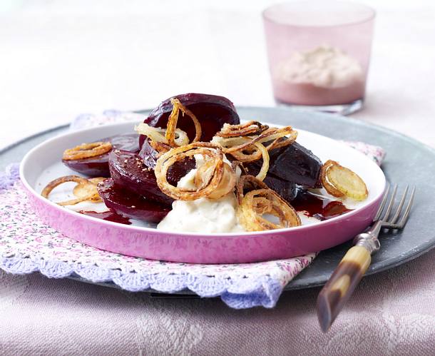 Gebackene Rote Bete mit Blue-Cheese-Dip Rezept Gebackene Rote Bete mit Blue-Cheese-Dip Rezept