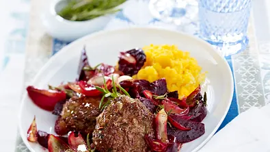 Gebackene Rote Bete mit Frikadellen Rezept - Foto: LECKER @ Bauer Media Group