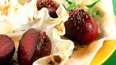 Gebackene rote Bete mit Schmand-Dip Rezept - Foto: LECKER @ Bauer Media Group