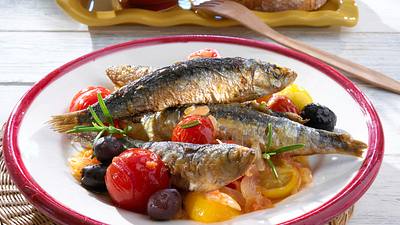 Gebackene Sardinen mit geschmorten Tomaten Rezept - Foto: House of Food / Bauer Food Experts KG