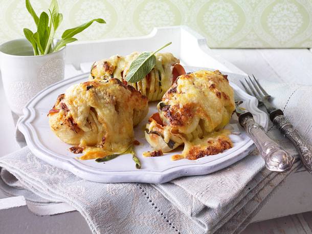 Gebackene schwedische Ofenkartoffeln mit dreierlei Käse Rezept Gebackene schwedische Ofenkartoffeln mit dreierlei Käse Rezept