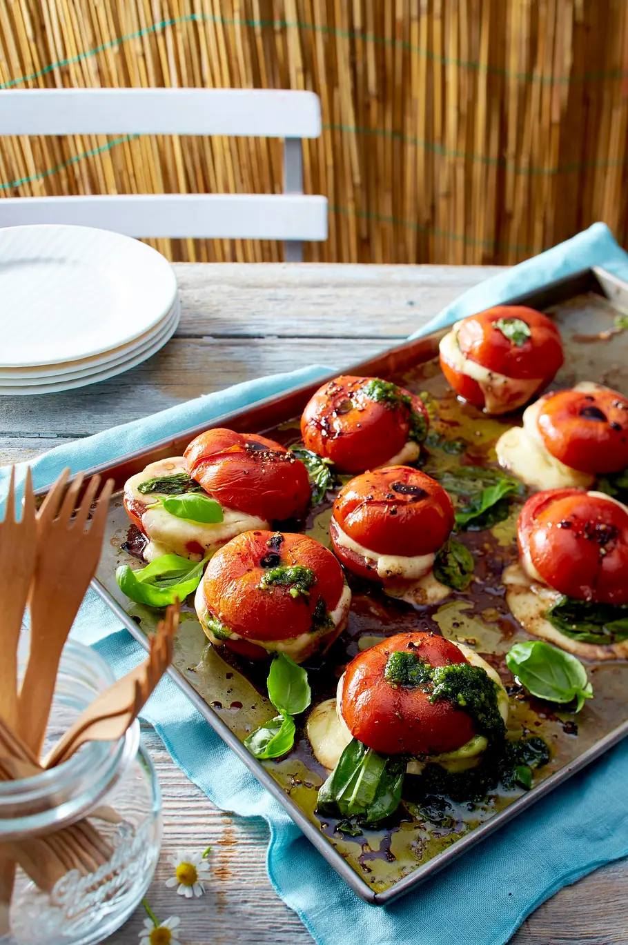 Gebackene Tomaten mit Mozzarella und Basilikum Rezept Gebackene Tomaten mit Mozzarella und Basilikum Rezept