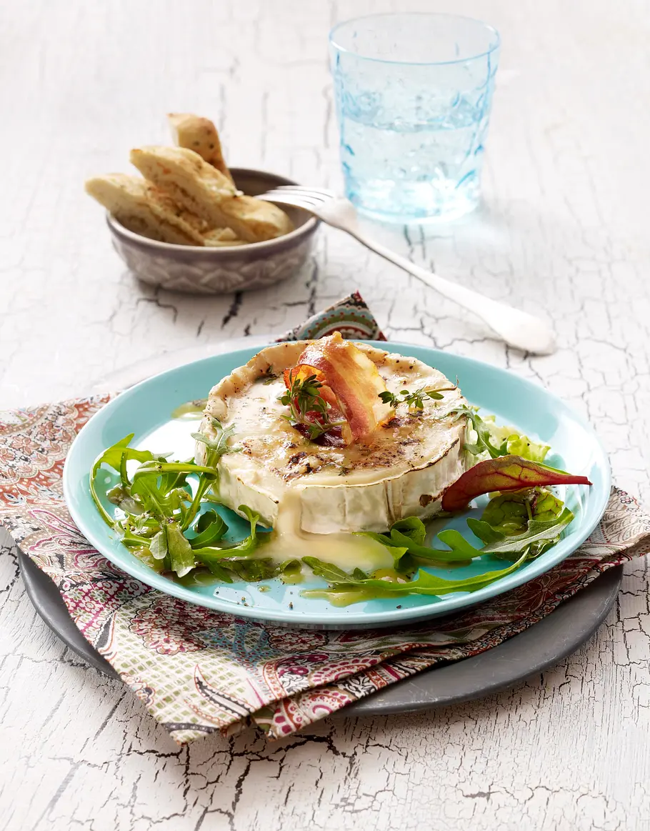 Gebackene Ziegenkäsetaler mit Speck, Thymian und Honig auf Salat Rezept