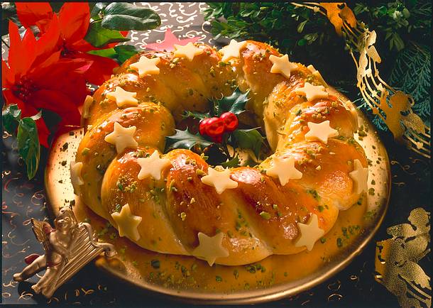 Gebackener Adventskranz aus Hefeteig Rezept Gebackener Adventskranz aus Hefeteig Rezept