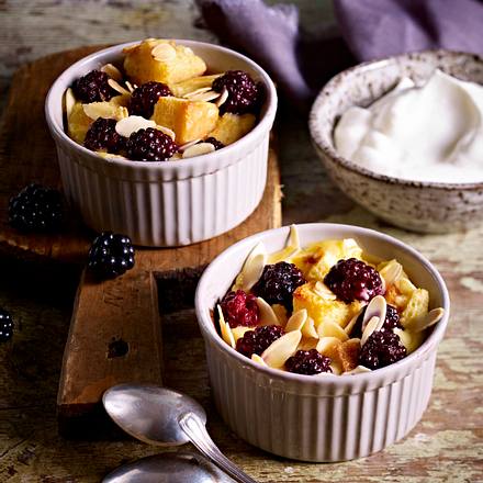 Gebackener Brombeer-Brotpudding Rezept