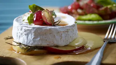 Gebackener Camembert zu Trauben-Rosmarin-Salat Rezept - Foto: LECKER @ Bauer Media Group