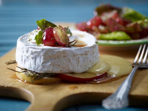 Gebackener Camembert zu Trauben-Rosmarin-Salat Rezept Gebackener Camembert zu Trauben-Rosmarin-Salat Rezept