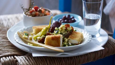 Gebackener Feta mit Dattel-Zucchini-Salat Rezept - Foto: House of Food / Bauer Food Experts KG
