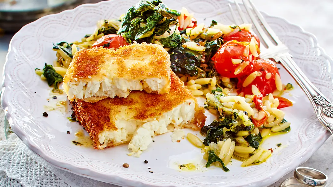 Gebackener Feta mit Spinat-Tomaten-Nudeln Rezept - Foto: LECKER @ Bauer Media Group Gebackener Feta mit Spinat-Tomaten-Nudeln Rezept - Foto: LECKER @ Bauer Media Group