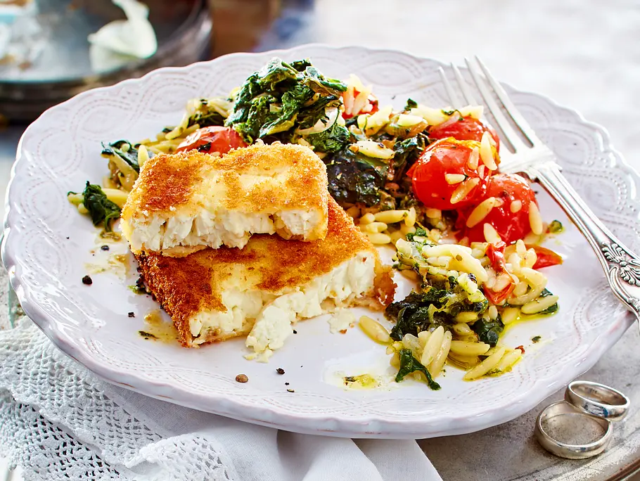 Gebackener Feta mit Spinat-Tomaten-Nudeln Rezept Gebackener Feta mit Spinat-Tomaten-Nudeln Rezept