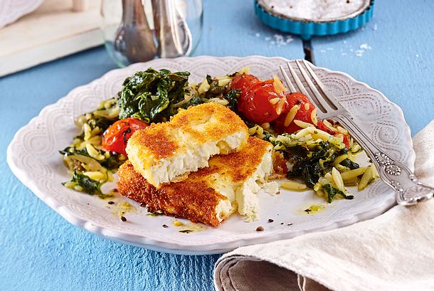 Gebackener Feta mit Spinat-Tomaten-Nudeln Rezept Gebackener Feta mit Spinat-Tomaten-Nudeln Rezept