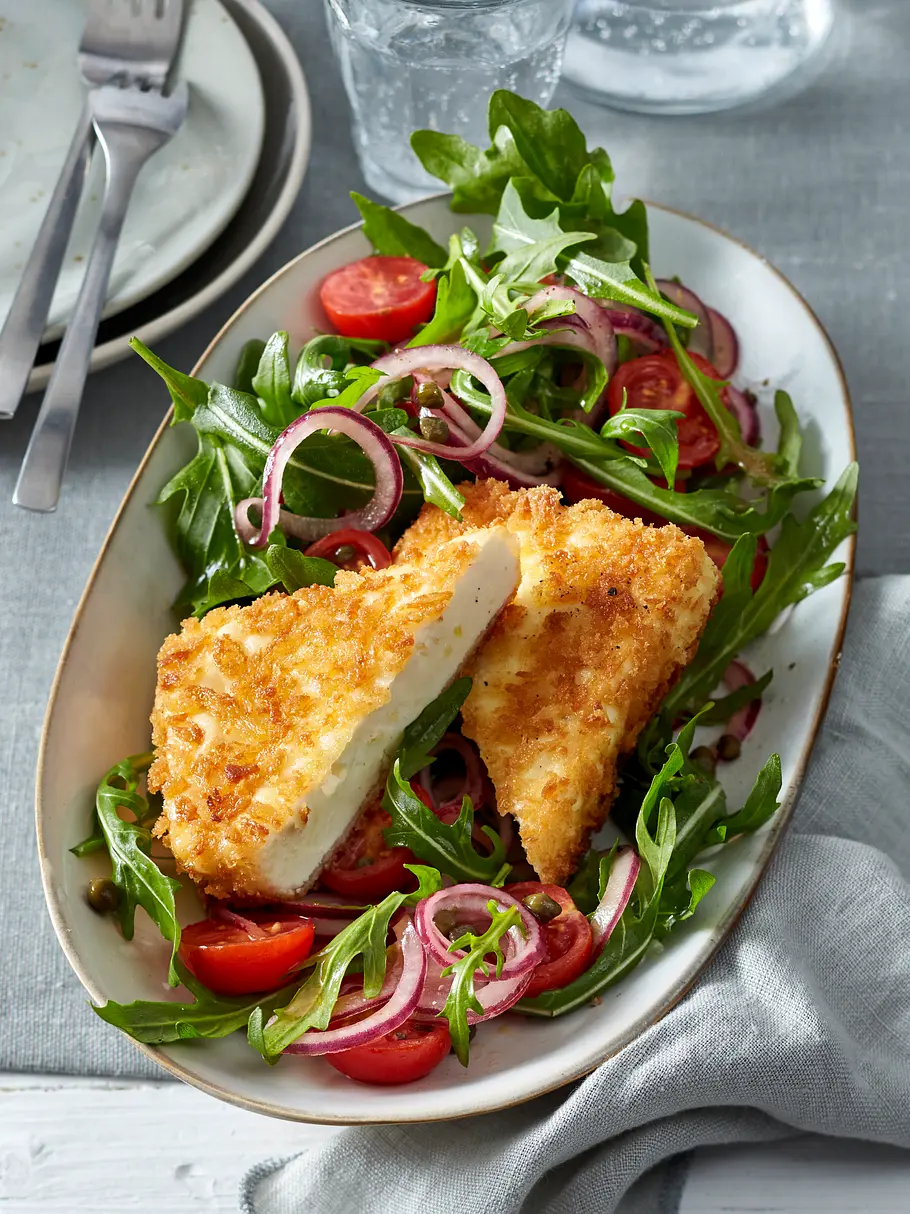 Gebackener Fetakäse auf Rauke-Tomatensalat Rezept Gebackener Fetakäse auf Rauke-Tomatensalat Rezept