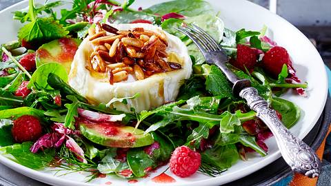 Gebackener Honigziegenkäse auf Salat Rezept - Foto: House of Food / Bauer Food Experts KG