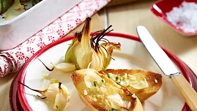 Gebackener junger Knoblauch Rezept - Foto: LECKER @ Bauer Media Group