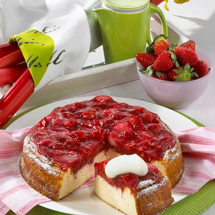 Gebackener Käsekuchen mit Rhabarber-Erdbeer-Spiegel Rezept Gebackener Käsekuchen mit Rhabarber-Erdbeer-Spiegel Rezept