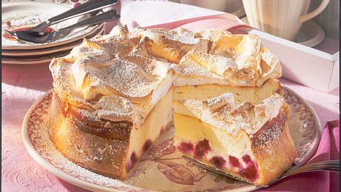 Gebackener Käsekuchen mit Himbeeren und Baiserschaum Rezept - Foto: House of Food / Bauer Food Experts KG