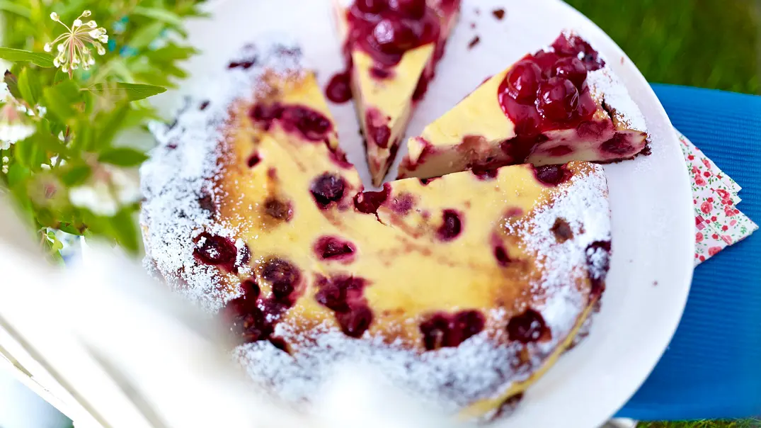 Gebackener Kirsch-Käsekuchen mit Cookie-Boden und Kirschkompott Rezept - Foto: LECKER @ Bauer Media Group