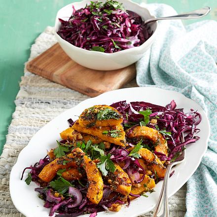 Gebackener Kürbis mit Rotkohl-Salat Rezept Gebackener Kürbis mit Rotkohl-Salat Rezept