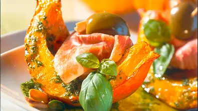Gebackener Kürbis mit Mandel-Pistazien-Pesto Rezept - Foto: LECKER @ Bauer Media Group