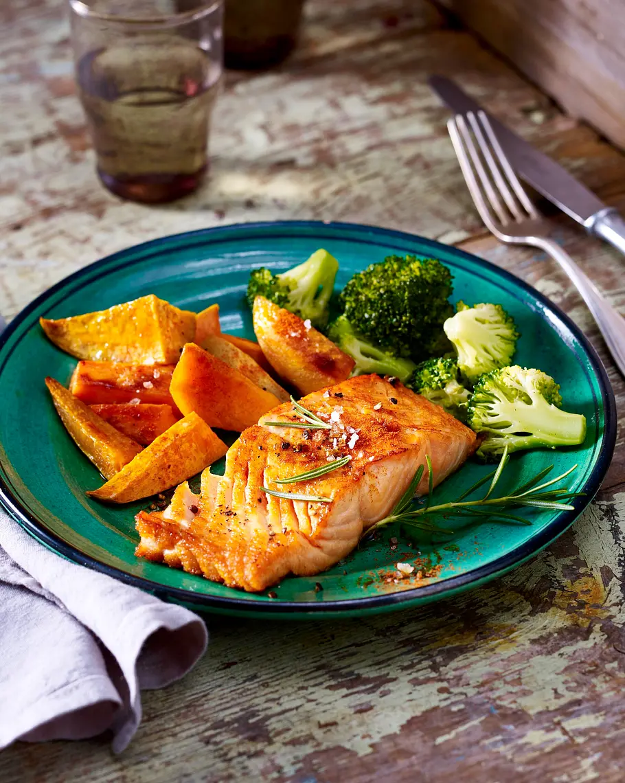 Gebackener Lachs auf Süßkartoffel und Brokkoli Rezept Gebackener Lachs auf Süßkartoffel und Brokkoli Rezept