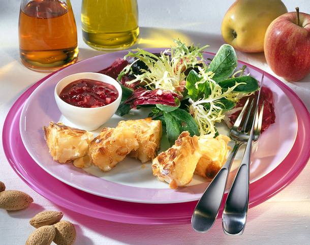 Gebackener Mandel-Camembert auf Winter-Salat mit Preiselbeer-Apfel-Vinaigrette Rezept Gebackener Mandel-Camembert auf Winter-Salat mit Preiselbeer-Apfel-Vinaigrette Rezept