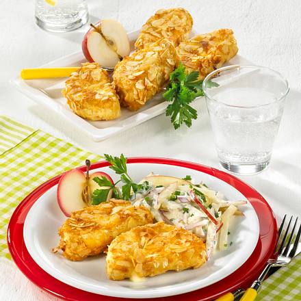 Gebackener Mandel-Camembert mit Apfel-Sellerie-Salat Rezept Gebackener Mandel-Camembert mit Apfel-Sellerie-Salat Rezept
