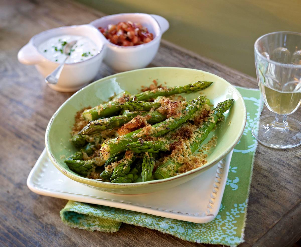 Gebackener Spargel in Parmesanbutter Rezept