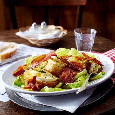 Gebackener Ziegenkäse auf Salat Rezept Gebackener Ziegenkäse auf Salat Rezept
