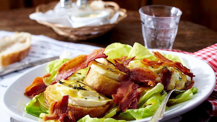 Gebackener Ziegenkäse auf Salat Rezept - Foto: House of Food / Bauer Food Experts KG