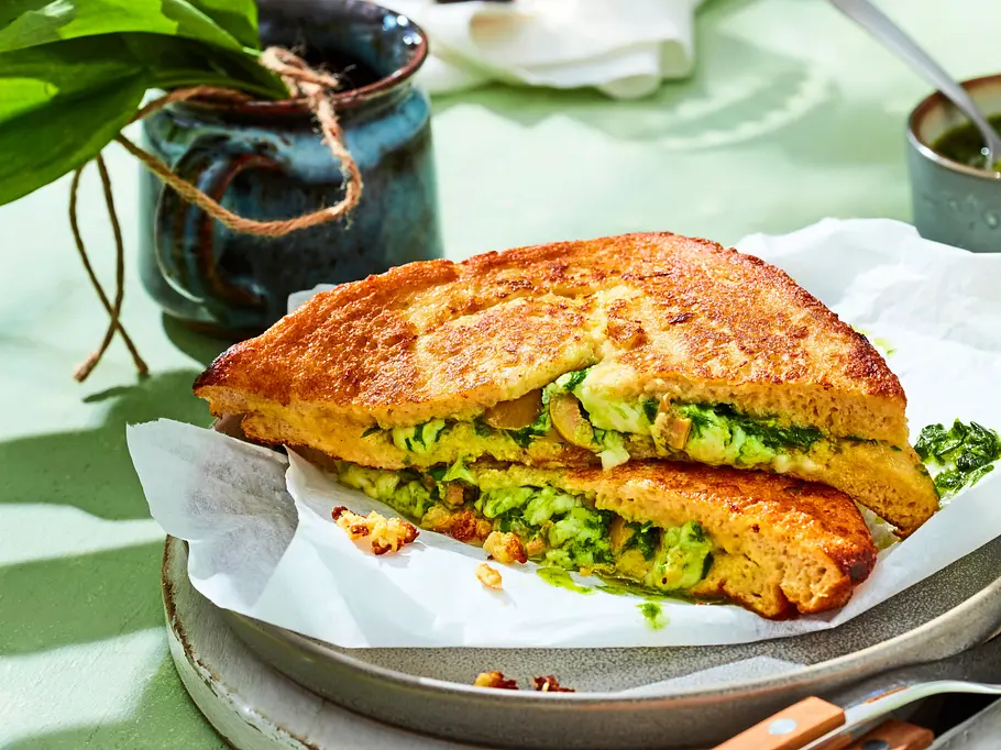 Gebackenes Bärlauch-Käsesandwich Rezept Gebackenes Bärlauch-Käsesandwich Rezept