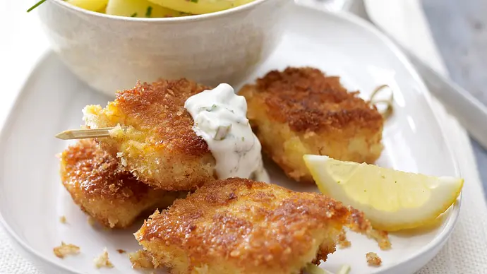 Gebackenes Fischfilet mit Kartoffelsalat und Remouladensoße Rezept - Foto: LECKER @ Bauer Media Group