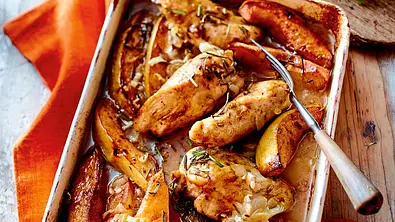 Gebackenes Hähnchen mit Quitten in einer Auflaufform - Foto: LECKER @ Bauer Media Group