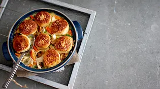 Gebackenes Hähnchenfrikassee mit Buns Rezept - Foto: LECKER @ Bauer Media Group Gebackenes Hähnchenfrikassee mit Buns Rezept - Foto: LECKER @ Bauer Media Group