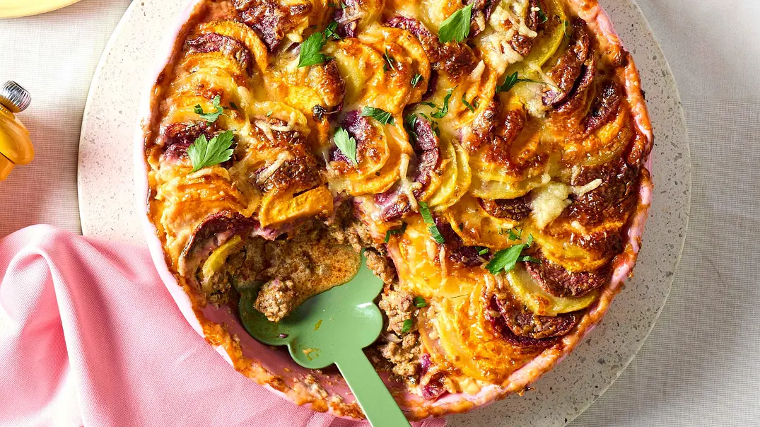 Gebackenes Kartoffel-Karussel auf Ajvar-Hack Rezept - Foto: LECKER @ Bauer Media Group Gebackenes Kartoffel-Karussel auf Ajvar-Hack Rezept - Foto: LECKER @ Bauer Media Group