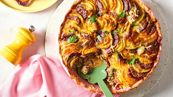 Gebackenes Kartoffel-Karussel auf Ajvar-Hack Rezept - Foto: House of Food / Bauer Food Experts KG