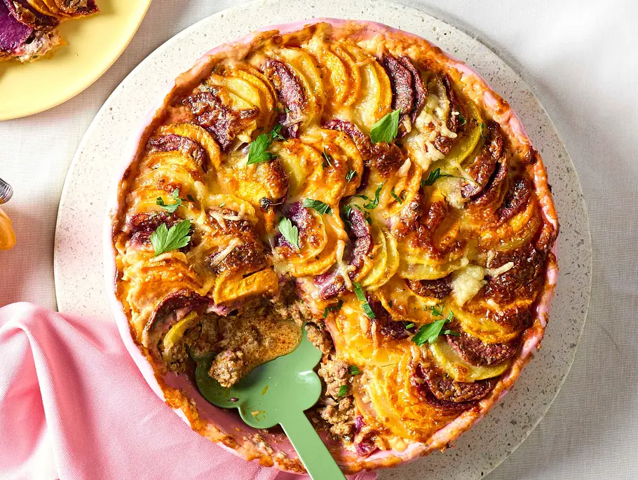 Gebackenes Kartoffel-Karussel auf Ajvar-Hack Rezept Gebackenes Kartoffel-Karussel auf Ajvar-Hack Rezept