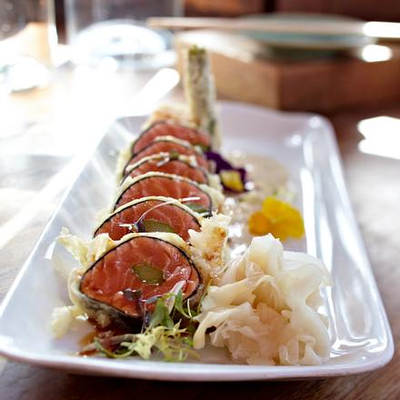Gebackenes Lachs-Sashimi mit Sesamcreme Rezept Gebackenes Lachs-Sashimi mit Sesamcreme Rezept