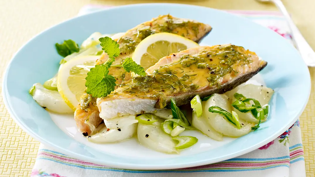 Gebackenes Lachsfilet mit Senf-Dillkruste auf gedünsteten Mairübchen und Lauchzwiebeln Rezept - Foto: LECKER @ Bauer Media Group Gebackenes Lachsfilet mit Senf-Dillkruste auf gedünsteten Mairübchen und Lauchzwiebeln Rezept - Foto: LECKER @ Bauer Media Group