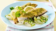 Gebackenes Lachsfilet mit Senf-Dillkruste auf gedünsteten Mairübchen und Lauchzwiebeln Rezept - Foto: LECKER @ Bauer Media Group Gebackenes Lachsfilet mit Senf-Dillkruste auf gedünsteten Mairübchen und Lauchzwiebeln Rezept - Foto: LECKER @ Bauer Media Group