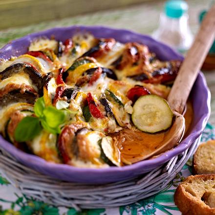 Gebackenes Ratatouille mit geröstetem Brot Rezept Gebackenes Ratatouille mit geröstetem Brot Rezept