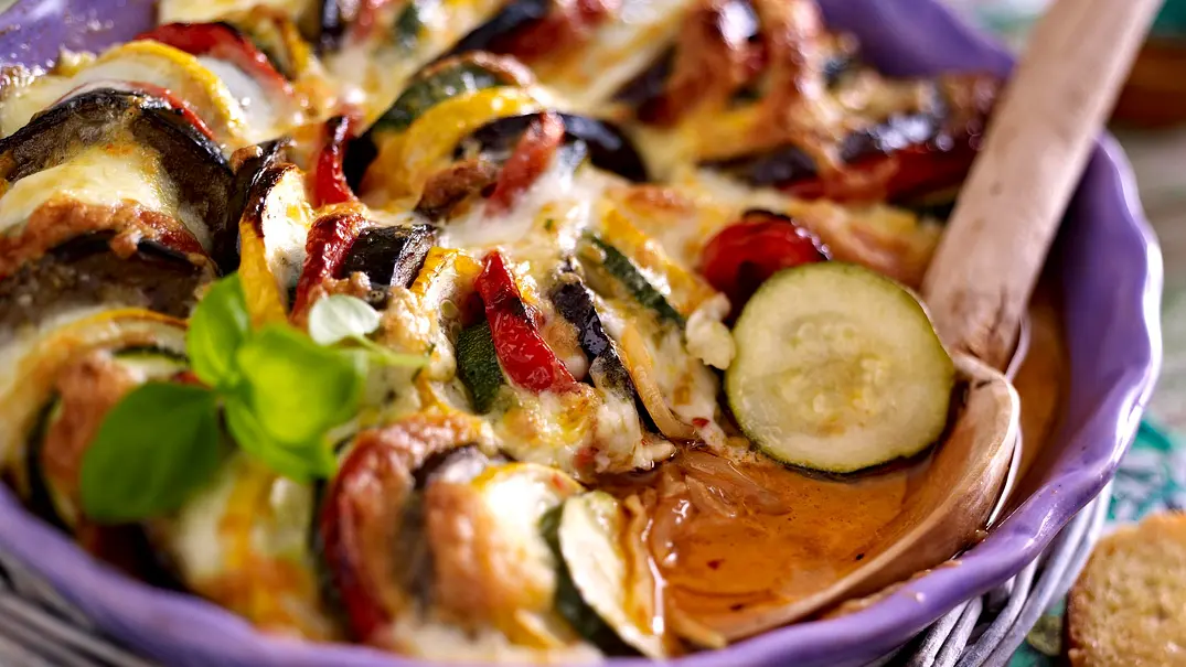 Gebackenes Ratatouille mit geröstetem Brot Rezept - Foto: LECKER @ Bauer Media Group Gebackenes Ratatouille mit geröstetem Brot Rezept - Foto: LECKER @ Bauer Media Group