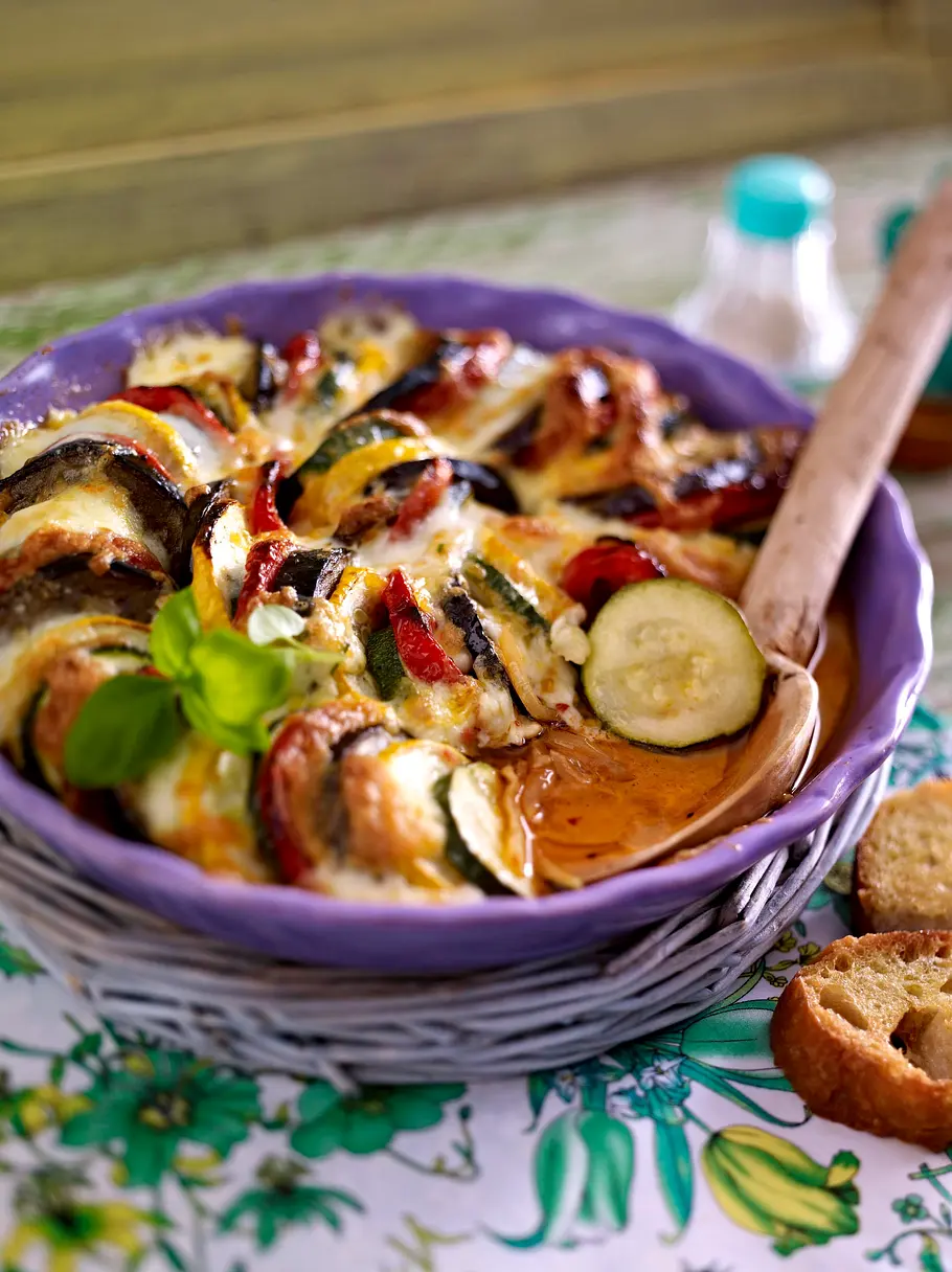 Gebackenes Ratatouille mit geröstetem Brot Rezept Gebackenes Ratatouille mit geröstetem Brot Rezept