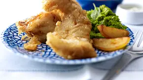 Gebackenes Seelachsfilet mit Erbsenpüree, Remoulade und Wedges Rezept - Foto: LECKER @ Bauer Media Group