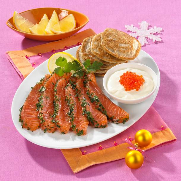 Gebeizter Lachs mit Blinis Rezept Gebeizter Lachs mit Blinis Rezept