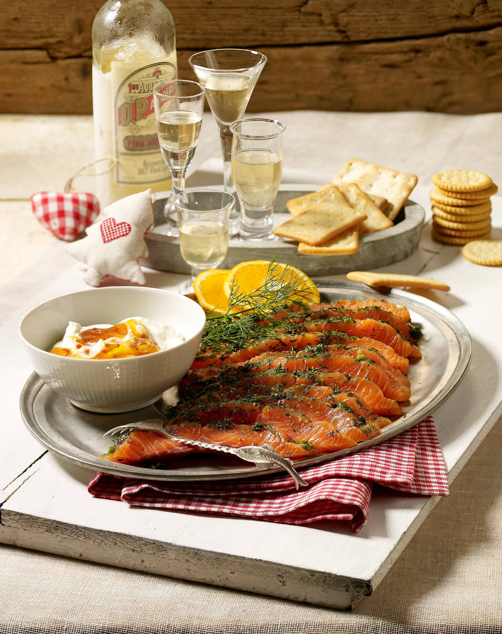 Gebeizter Lachs mit Moltebeeren-Crème fraîche-Dip Rezept | LECKER